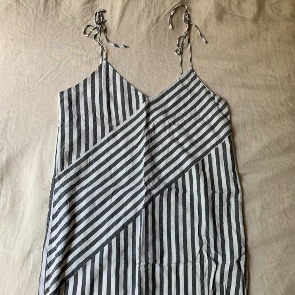 Great striped, mini, summer dress, white/grey w/tie straps. Size Medium.
